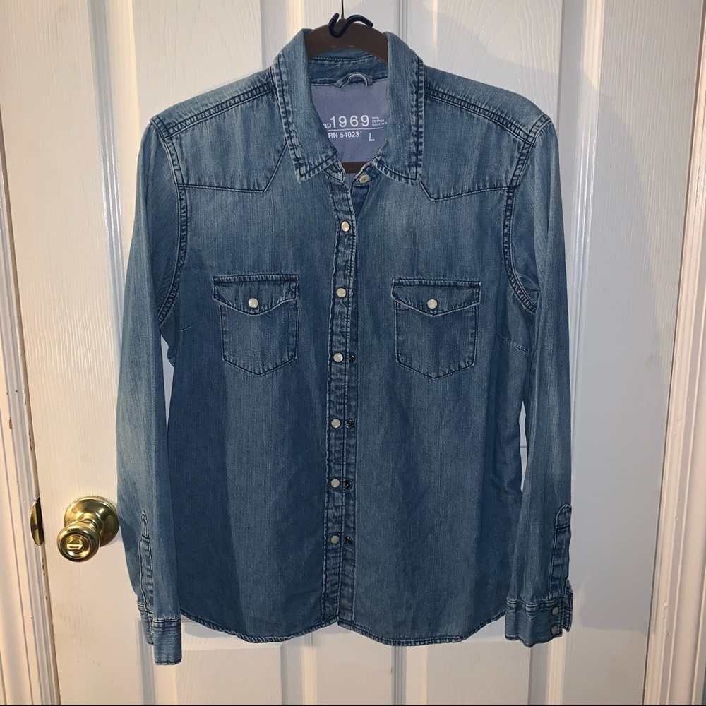EUC Gap 1969 Western Denim Chambray Buttondown w/ Snaps